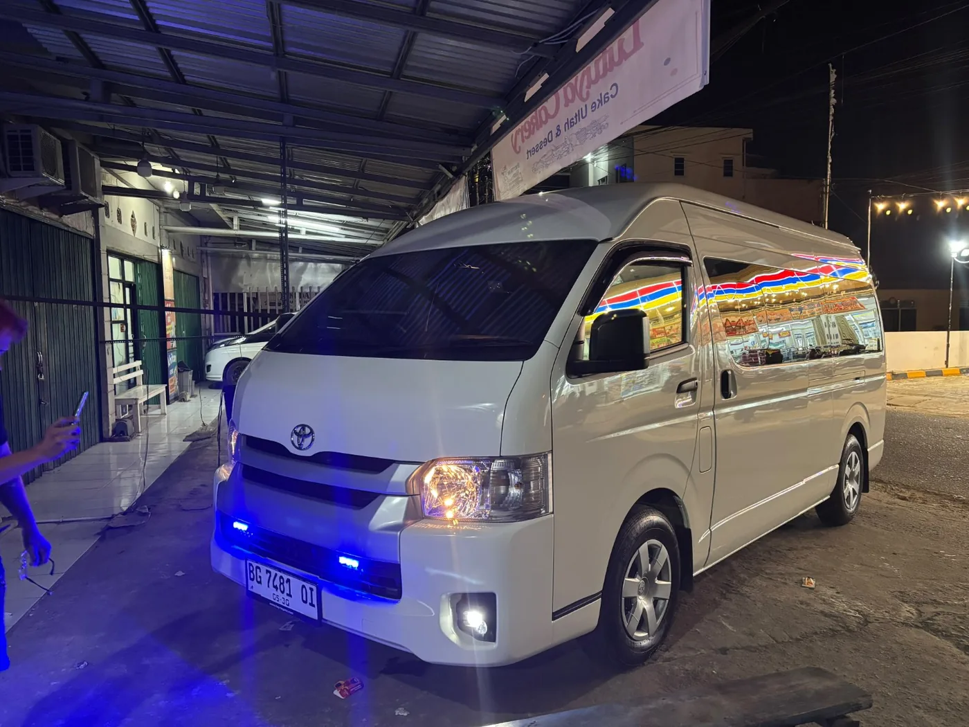 Foto armada Hiace Commuter Aries Rentcar